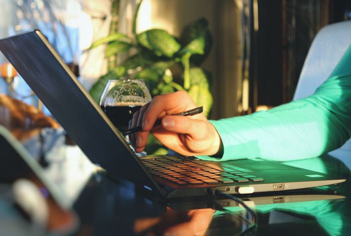 hands at laptop